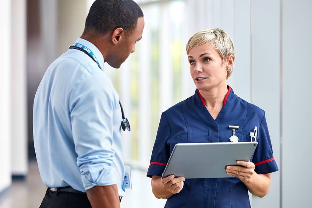 NHS的护士和医生交谈