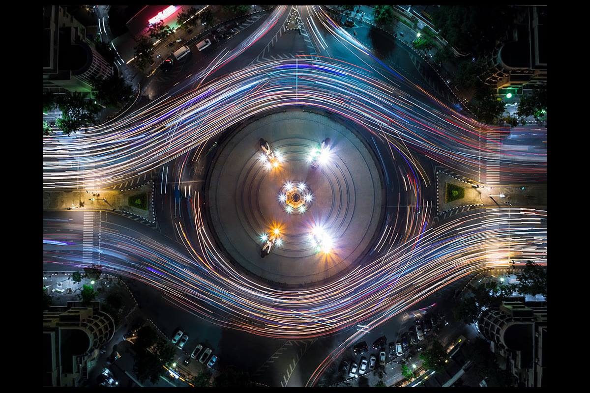 夜间多道高速公路光轨视图